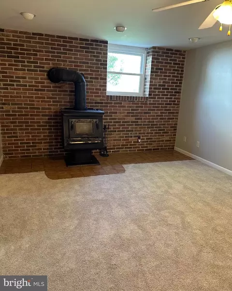 Living - 6020 Hanover Rd, Hanover, MD 21076 photo 4 of 7