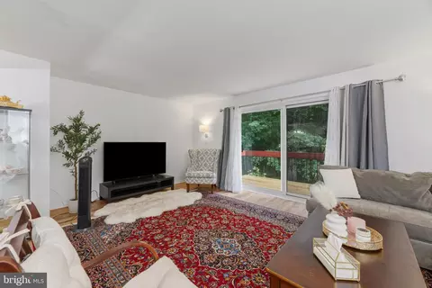 Living - 10522 E Wind Way, Columbia, MD 21044 photo 1 of 4
