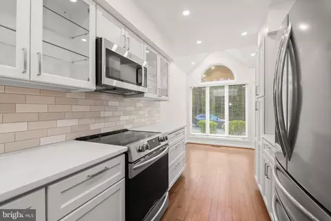 Kitchen - 5189 Columbia Rd #10 49, Columbia, MD 21044 photo 2 of 6