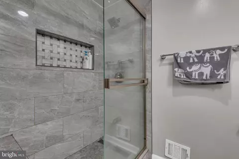 Bath - 9301 N Laurel Rd, Laurel, MD 20723 photo 2 of 3