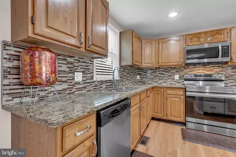 Kitchen - 9301 N Laurel Rd, Laurel, MD 20723 photo 3 of 4