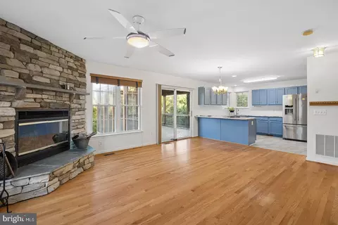 Living - 6025 Florey Rd, Hanover, MD 21076 photo 4 of 5