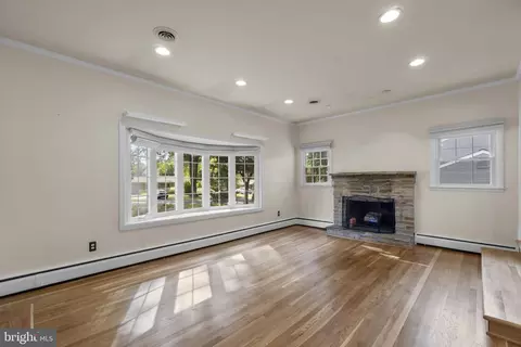 2802 Greenway Dr, Ellicott City, MD 21042