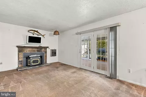 Living - 7351 Cedar Ave, Jessup, MD 20794 photo 4 of 6