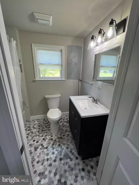 Bath - 21520 E Sharp St, Rock Hall, MD 21661 photo 2 of 4