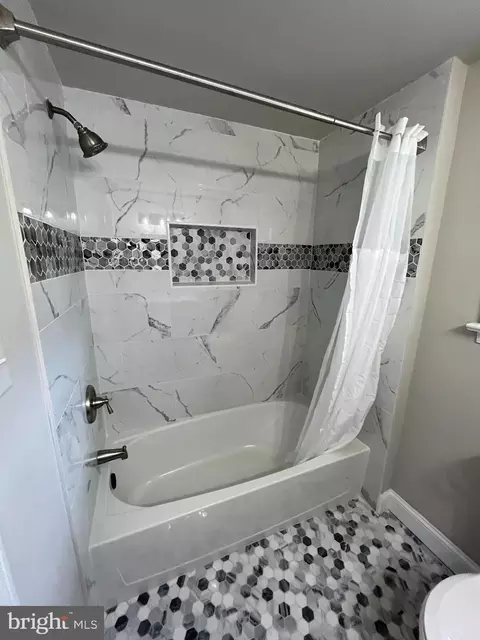 Bath - 21520 E Sharp St, Rock Hall, MD 21661 photo 3 of 4