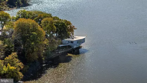 22153 1st Point Rd, Chestertown, MD 21620