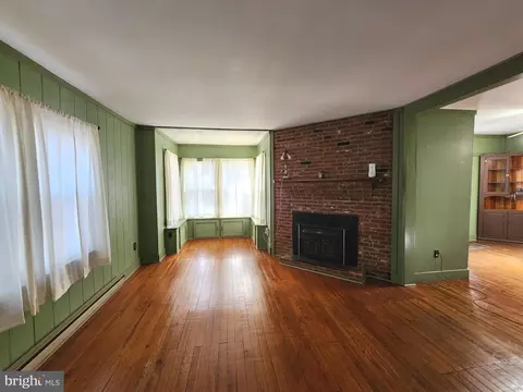 Living - 201 Ericsson Ave, Betterton, MD 21610 photo 2 of 4