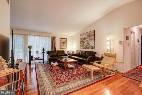 915 Lamberton Dr, Silver Spring, MD 20902 photo 2