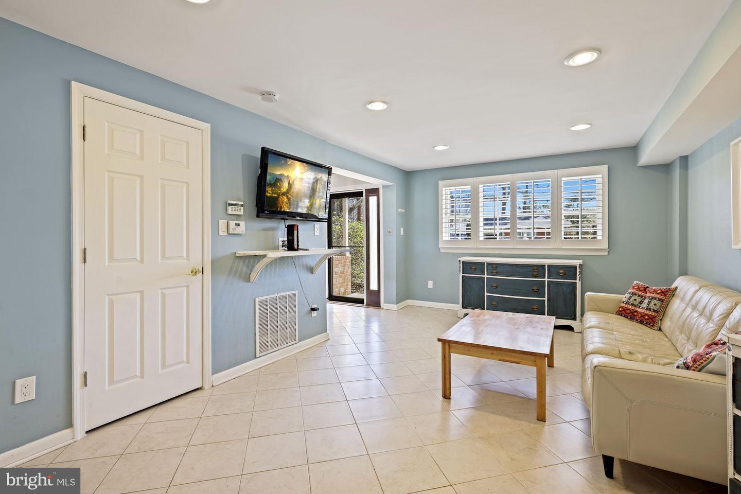 1118 Cresthaven Dr, Silver Spring, MD 20903 photo 5