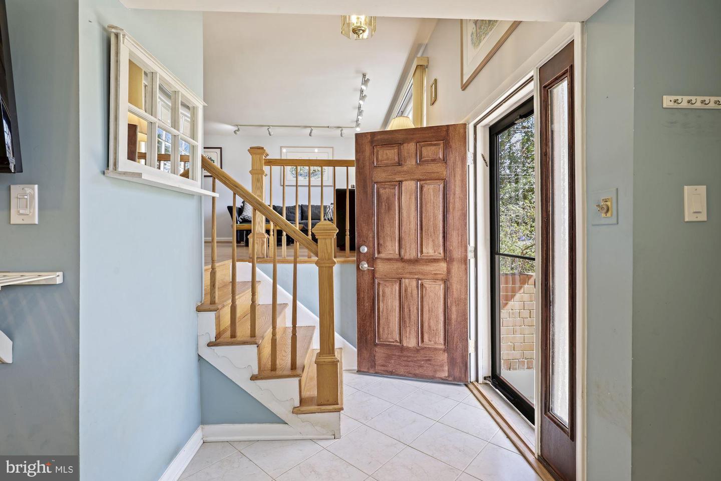 1118 Cresthaven Dr, Silver Spring, MD 20903 photo 2