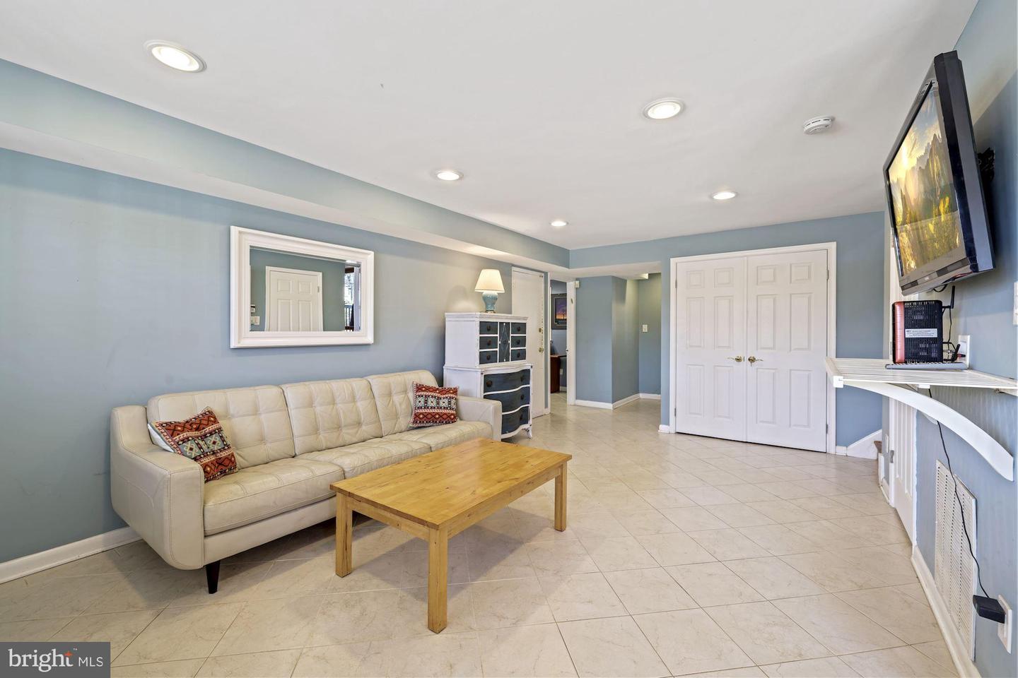 1118 Cresthaven Dr, Silver Spring, MD 20903 photo 3