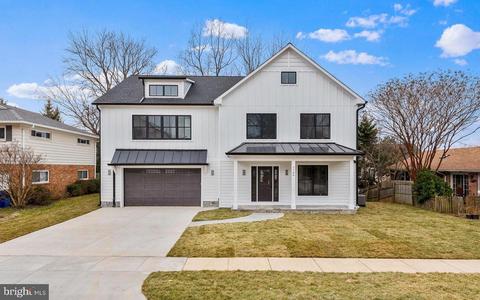 7704 Holiday Ter, Bethesda, MD 20817
