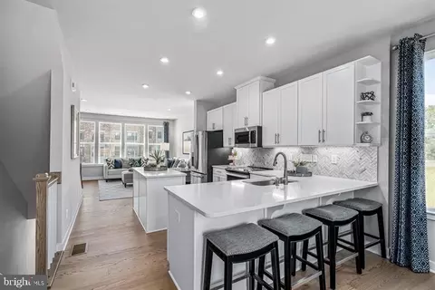 9813 Posterity Ln, Montgomery Village, MD 20886