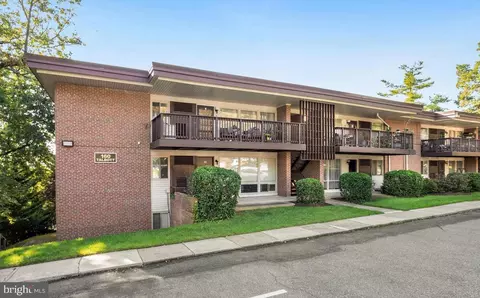 160 Talbott St, Rockville, MD 20852