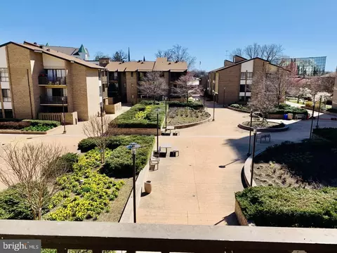 106 Monroe St #106-301, Rockville, MD 20850