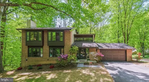 8424 Carlynn Dr, Bethesda, MD 20817