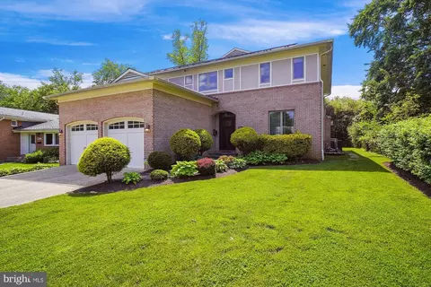 9904 Pomona Dr, Bethesda, MD 20817