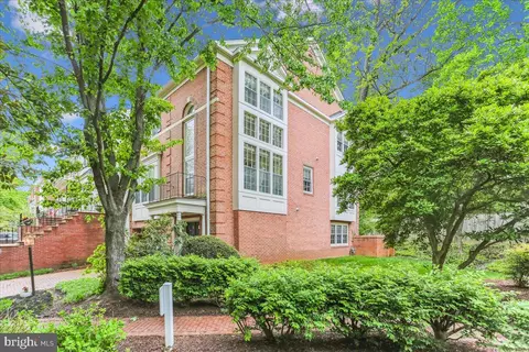 1 Maplewood Park Ct, Bethesda, MD 20814