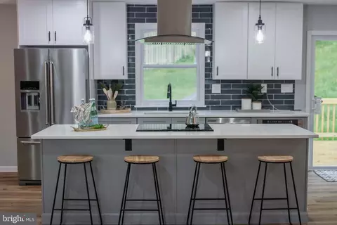 6 Jeremy Ct, Derwood, MD 20855