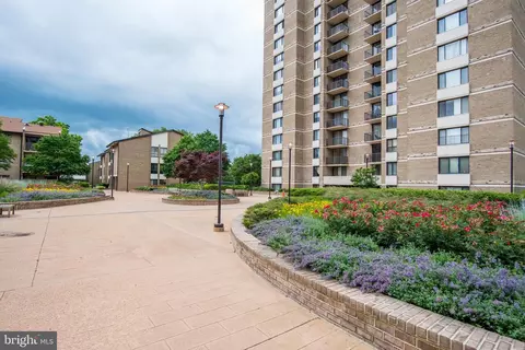 118 Monroe St #610, Rockville, MD 20850