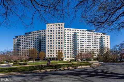 10401 Grosvenor Pl #1112, North Bethesda, MD 20852