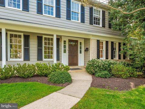 9 Atwell Ct, Potomac, MD 20854