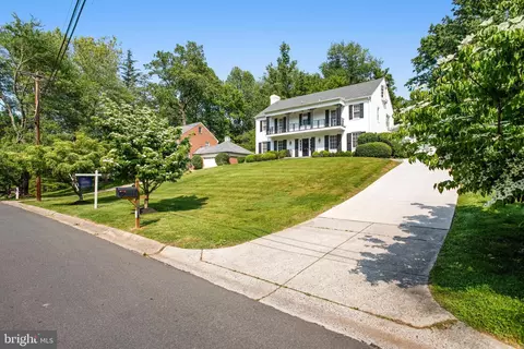 7129 Helmsdale Rd, Bethesda, MD 20817