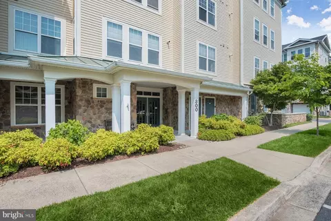 300 High Gables Dr #208, Gaithersburg, MD 20878