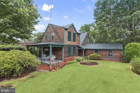 21 Vassar Cir, Glen Echo, MD 20812