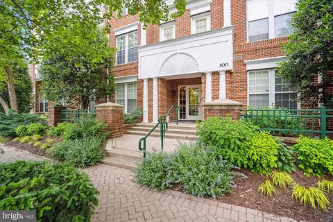 300 King Farm Blvd #9-304, Rockville, MD 20850