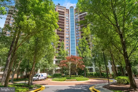 10101 Grosvenor Pl #813, Rockville, MD 20852