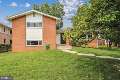 9906 Pomona Dr, Bethesda, MD 20817