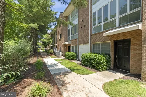 5700 Brewer House Cir #T4-11, Rockville, MD 20852