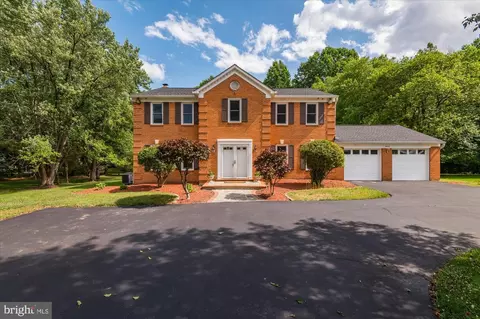 5612 Lake Christopher Dr, Rockville, MD 20855