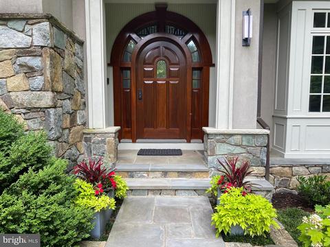 8804 Chalon Dr, Bethesda, MD 20817