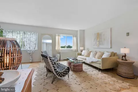 1121 University Blvd W #807-B, Silver Spring, MD 20902