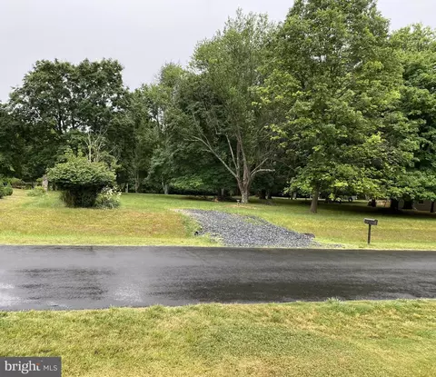 8204 Seneca View Dr, Gaithersburg, MD 20882