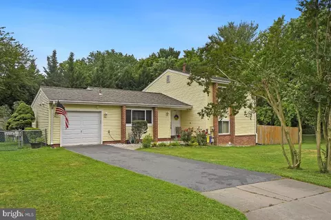 17709 Millcrest Dr, Derwood, MD 20855