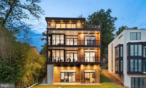 5208 Danbury Rd, Bethesda, MD 20814
