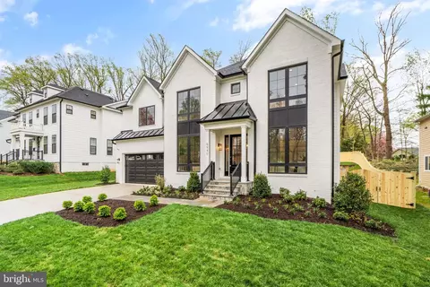 6940 Winterberry Ln, Bethesda, MD 20817