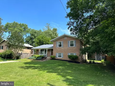 8205 Raymond Ln, Potomac, MD 20854