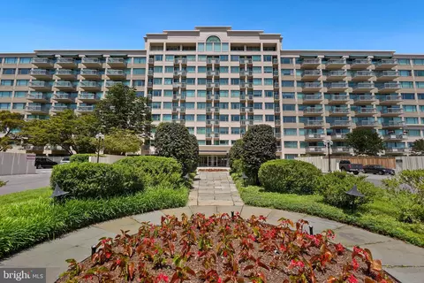 5450 Whitley Park Ter #811, Bethesda, MD 20814