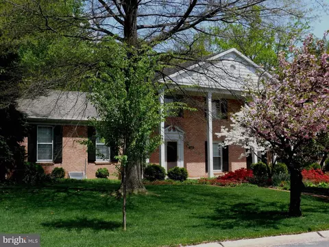 7301 Marbury Rd, Bethesda, MD 20817