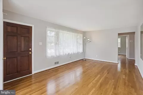 10007 Grant Ave, Silver Spring, MD 20910 photo 2