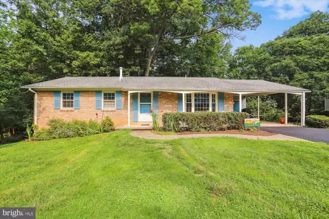 17724 Caddy Dr, Rockville, MD 20855