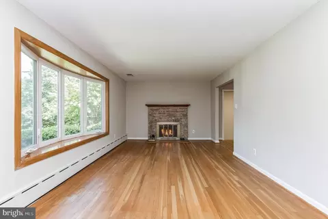 11407 Norris Dr, Silver Spring, MD 20902 photo 3