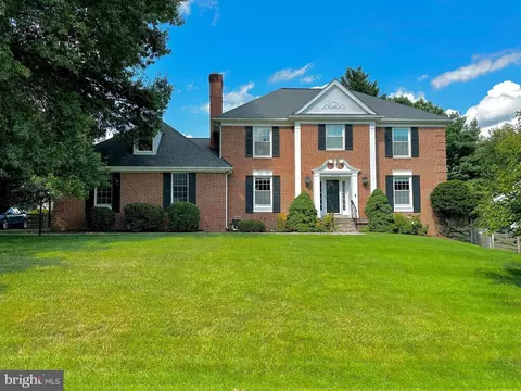16213 Deer Lake Rd, Derwood, MD 20855