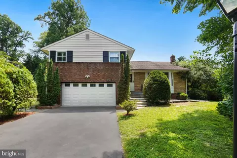 5704 Greentree Rd, Bethesda, MD 20817