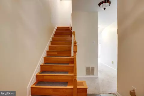 7 Grace Church Ct, Silver Spring, MD 20910 photo 3